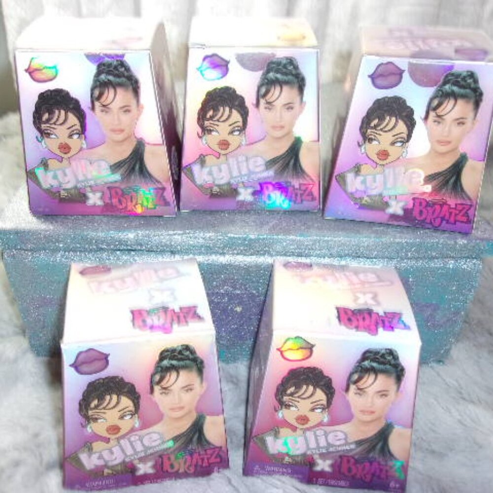 T-126 (NIP) SET OF 5 BRATZ KYLIE X BLIND MYSTERY MINI PACK 2023